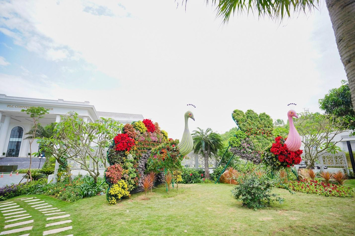 Chim công khổng lồ kết từ hoa tại quần thể FLC Hạ Long (Ảnh: FLC Hạ Long) Chim công khổng lồ kết từ hoa tại quần thể FLC Hạ Long (Ảnh: FLC Hạ Long)