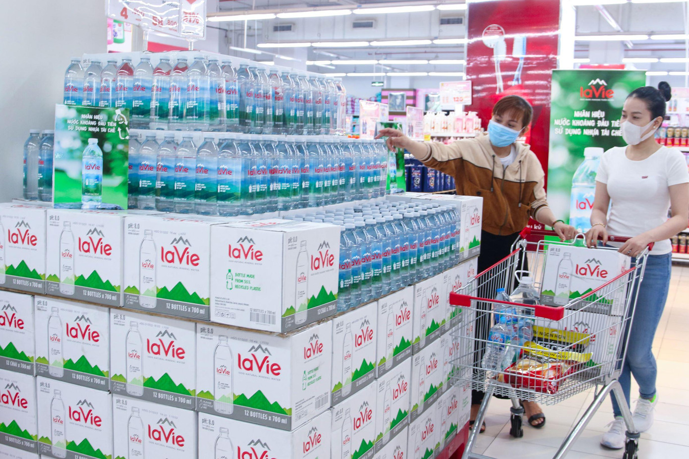 Nước khoáng thiên nhiên đựng trong chai nhựa tái chế được bày bán tại siêu thị GO!/ Big C