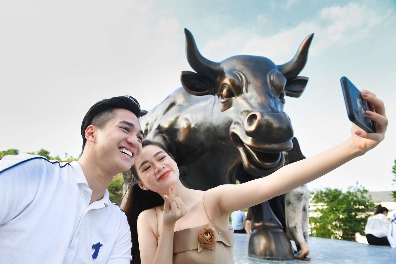 Chú bò Thịnh Vượng Hạ Long – điểm check in mới được nhiều du khách yêu thích Chú bò Thịnh Vượng Hạ Long – điểm check in mới được nhiều du khách yêu thích