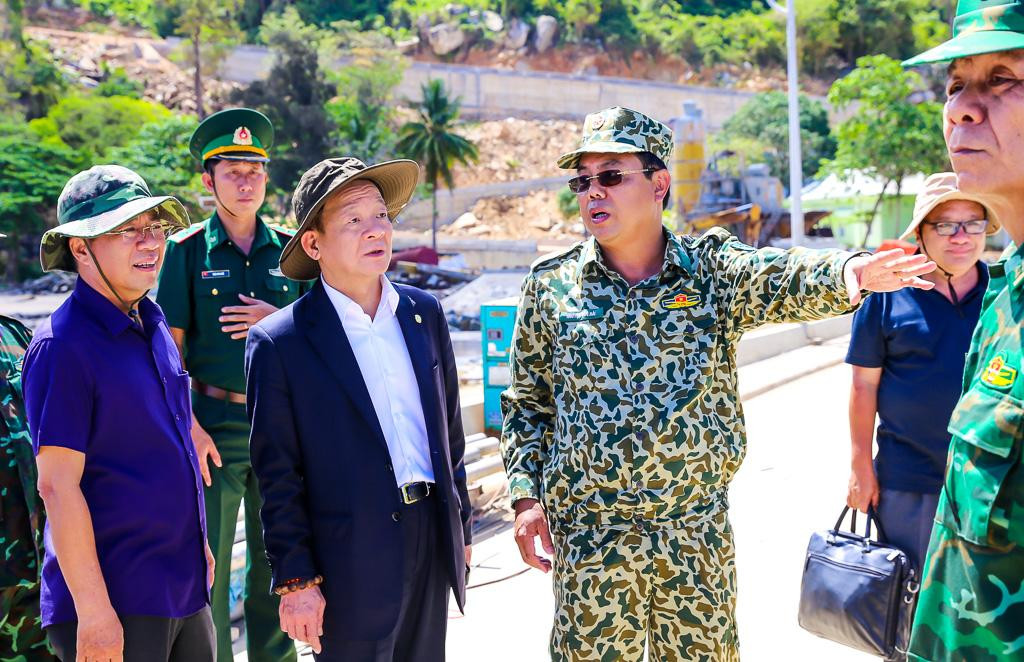 Ông Nguyễn Tiến Hải, Ủy viên BCH Trung ương Đảng, Chủ tịch HĐND tỉnh, Bí thư Tỉnh ủy, Bí thư Đảng ủy Quân sự tỉnh Cà Mau giới thiệu về tiềm năng, lợi thế của đảo Hòn Khoai với ông Đỗ Quang Hiển, Chủ tịch Tập đoàn T&T Group Ông Nguyễn Tiến Hải, Ủy viên BCH Trung ương Đảng, Chủ tịch HĐND tỉnh, Bí thư Tỉnh ủy, Bí thư Đảng ủy Quân sự tỉnh Cà Mau giới thiệu về tiềm năng, lợi thế của đảo Hòn Khoai với ông Đỗ Quang Hiển, Chủ tịch Tập đoàn T&T Group