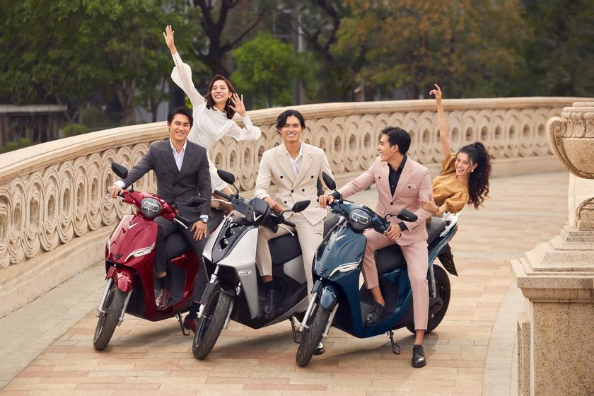 Những chuyến đi vui vẻ trọn vẹn đều bắt nguồn từ sự an toàn. VinFast Theon được trang bị hệ thống chống bó cứng phanh ABS 2 kênh của Continental, hỗ trợ người lái duy trì được khả năng kiểm soát tốt trong điều kiện thời tiết xấu phải phanh gấp hay di chuyển trên mặt đường hiểm trở.