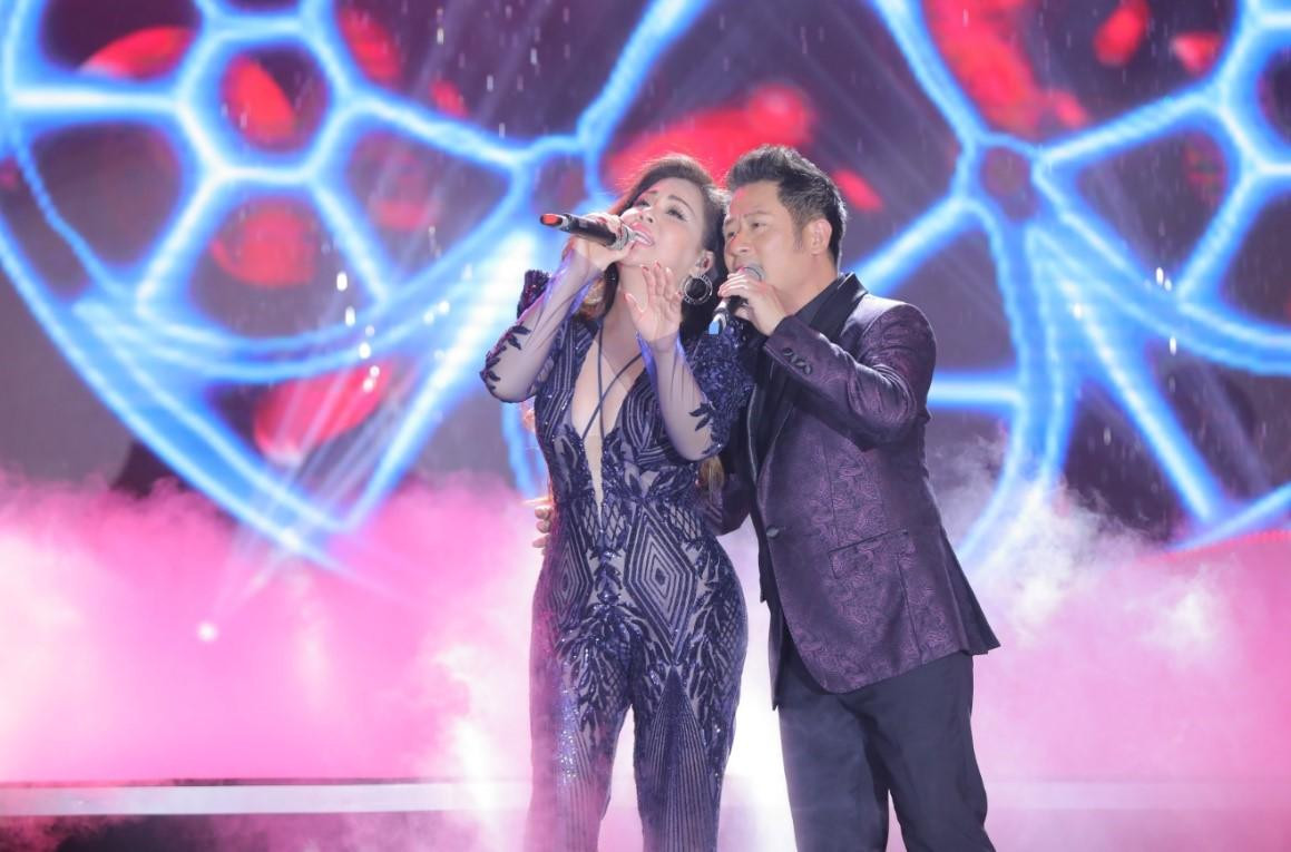 “Do ảnh hưởng của dịch đã khá lâu rồi gia đình tôi mới có dịp được thưởng thức một đêm nhạc đầy ấn tượng như “Chuyện tình yêu” tại Sầm Sơn. Mong FLC Sầm Sơn tiếp tục tổ chức thêm nhiều sự kiện văn hoá nghệ thuật đặc sắc như vậy để khán giả xứ Thanh cũng như nhiều tỉnh thành lân cận cùng thưởng thức”, chị Hồng Anh, một khán giả đến từ Hà Nội cho biết.