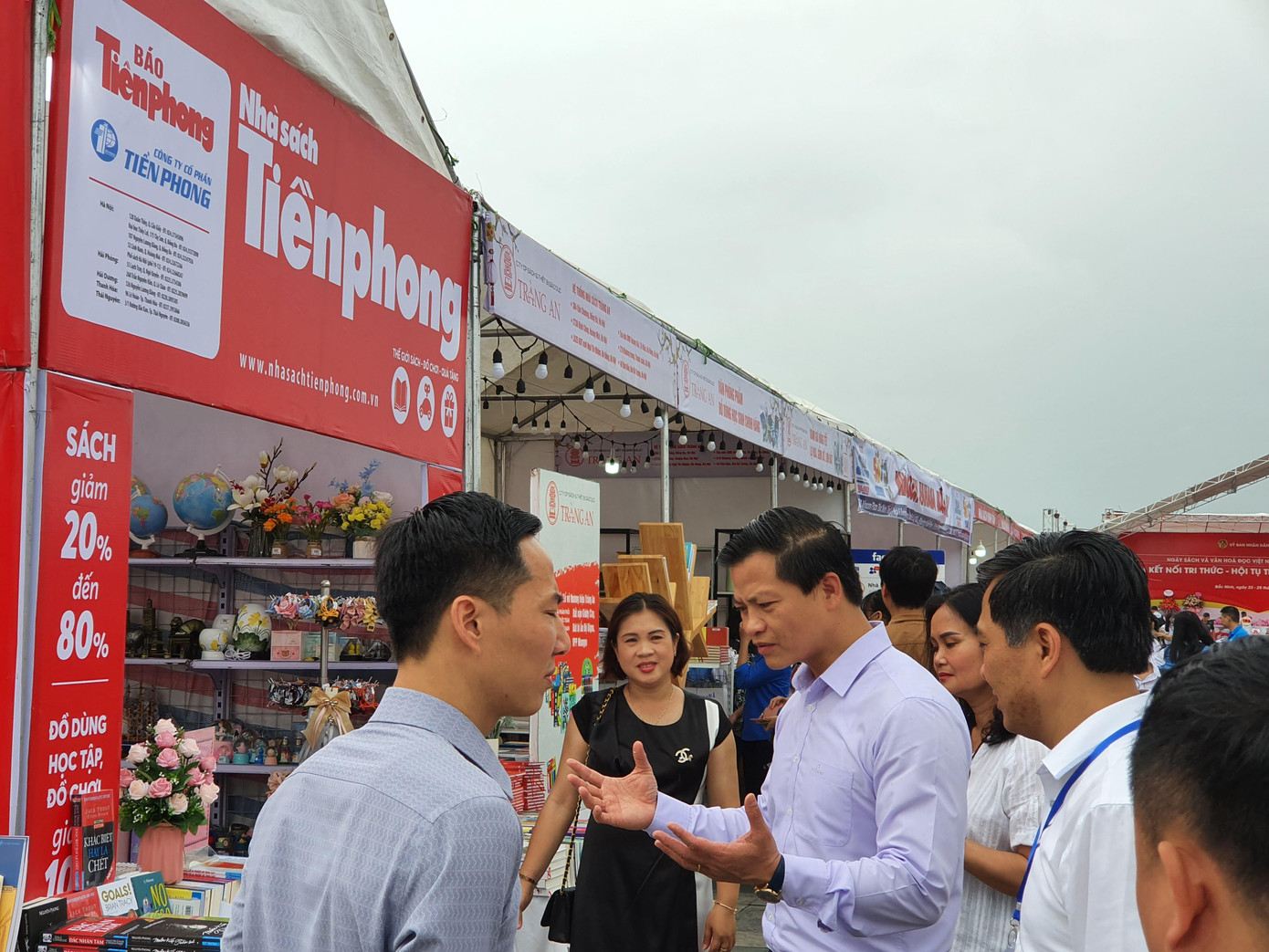 Ông Vương Quốc Tuấn - Ủy viên dự khuyết TW Đảng, Phó Chủ tịch Thường trực UBND tỉnh Bắc Ninh tham quan gian hàng Nhà sách Tiền Phong