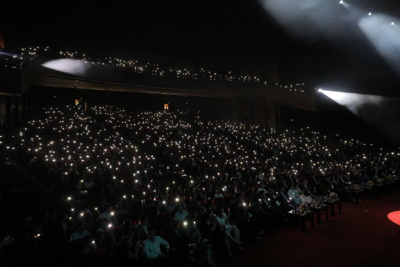 CBNV cùng hơn 1.500 người thân phủ kín hội trường, tạo thành màn sao lung linh huyền ảo chúc mừng sinh nhật tuổi 25 của Tập đoàn TNG Holdings Vietnam.