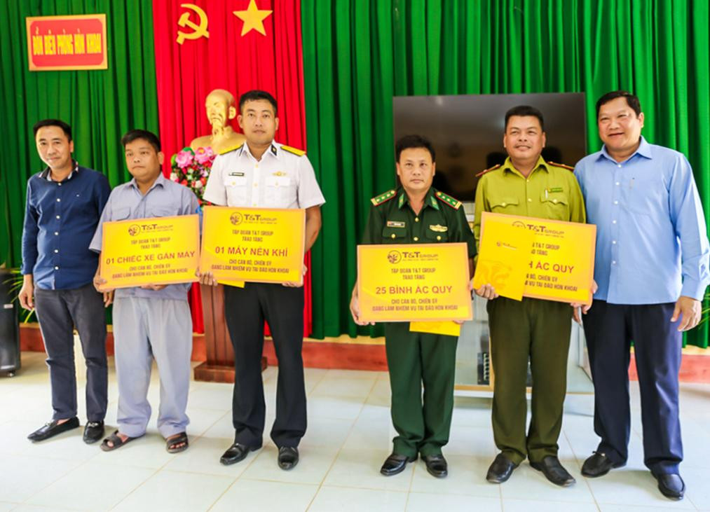 - Lãnh đạo tỉnh Cà Mau và lãnh đạo Tập đoàn T&T Group tặng quà cho cán bộ chiến sỹ các lực lượng đang làm nhiệm vụ trên đảo Hòn Khoai. - Lãnh đạo tỉnh Cà Mau và lãnh đạo Tập đoàn T&T Group tặng quà cho cán bộ chiến sỹ các lực lượng đang làm nhiệm vụ trên đảo Hòn Khoai.