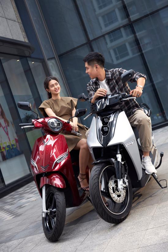 Ngoài vai trò phương tiện di chuyển, chiếc xe mà nam giới lựa chọn phải đảm bảo được sự mạnh mẽ, thể hiện được bản lĩnh, ẩn chứa những giá trị đẳng cấp và thời thượng. Vì thế, ngoại hình VinFast Theon chủ yếu sử dụng đường thẳng với những đường gấp dứt khoát, tạo nên những hình khối mạch lạc và thống nhất, thể hiện được sự gai góc, can trường và tính quyết đoán của đáng mày râu.