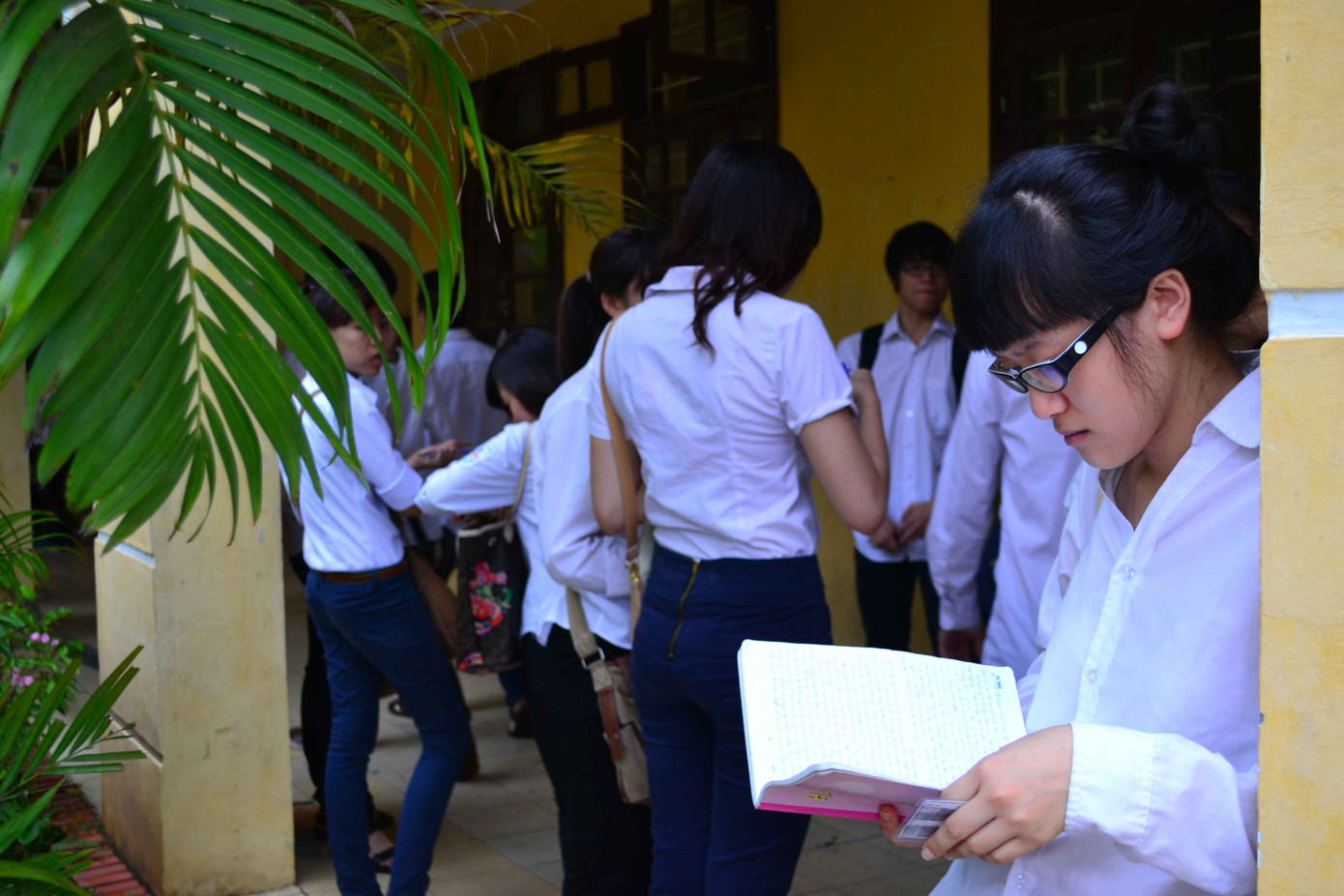 Thí sinh tranh thủ ôn bài trước khi vào phòng thi