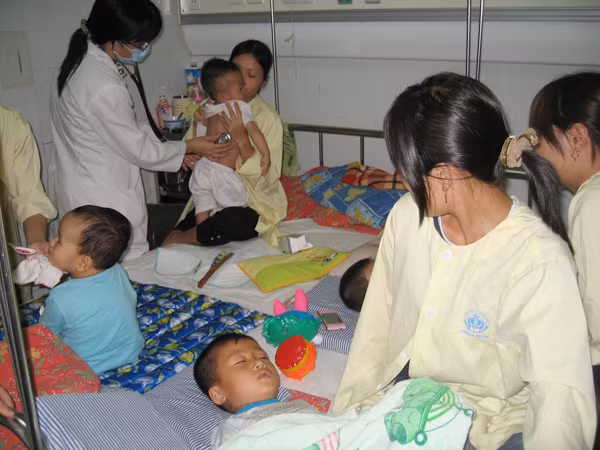 Trẻ điều trị viêm não tại Khoa Truyền nhiễm (BV Nhi T.Ư). Ảnh: Th.Hà. Trẻ điều trị viêm não tại Khoa Truyền nhiễm (BV Nhi T.Ư) Ảnh: Th.Hà