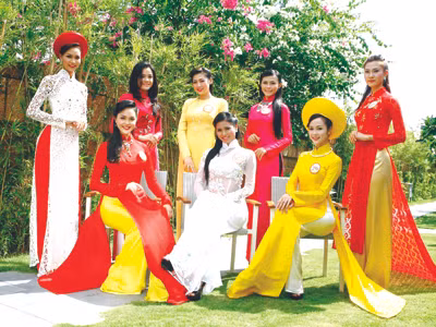 Thí sinh chụp ảnh lấy tư liệu chọn Người đẹp mặc áo dài đẹp nhất. Ảnh: Hồng Vĩnh