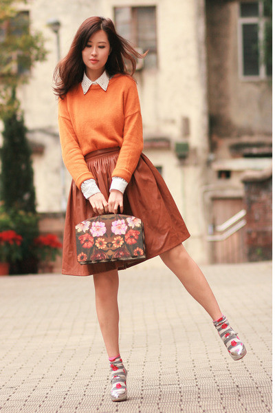 Mix váy ngắn cùng với tất cao quá đầu gối sẽ đem lại cho bạn vẻ dễ thương mà vẫn rất cá tính. Vẻ đẹp dịu dàng và dễ thương của chân váy xòe kết hợp với vẻ đẹp thanh lịch của áo sơ mi tạo nên một phong cách cực hoàn hảo. Váy ngắn + áo pull = một phong cách đậm chất teen Thêm áo khoác nhẹ nhàng cho ngày trở gió Áo sơ mi diện trong áo len hoặc áo pull mix cùng chân váy sẽ đem lại cho bạn vẻ trẻ trung thanh lịch.