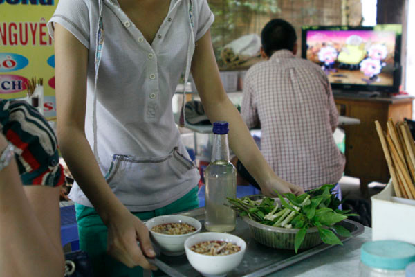 Nhiều hàng quán vẫn bày bán tiết canh