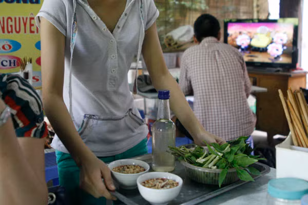 Nhiều hàng quán vẫn bày bán tiết canh