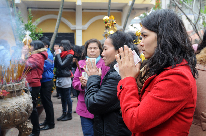 Nô nức đi lễ cầu an đầu năm mới. Ảnh: Tuấn Nguyễn