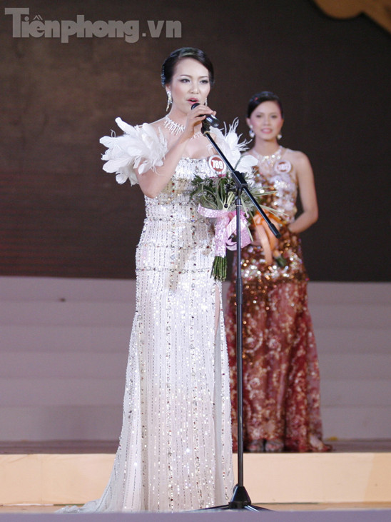 Phần thi ứng xử của người đẹp Nguyễn Thụy Vân. Ảnh: Hồng Vĩnh.