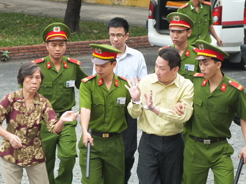 Một bị cáo khuyên người nhà “Hãy yên tâm, không sao đâu” - ảnh Hữu Vinh