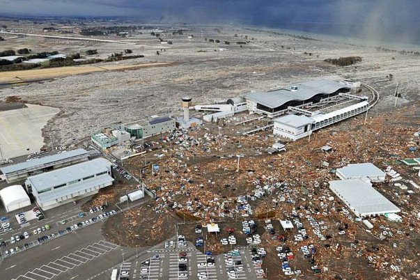 Sân bay Sendai, ở Miyagi Prefecture, được bao phủ bởi bùn và vụn vỡ bởi sóng thần. Ảnh: AP