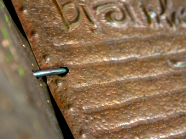 Để gắn giữa các trang sách là những mấu đồng