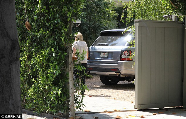 Xe ô tô của anh vẫn đậu bên ngoài nhà bạn gái Lea Michele ở Los Angeles