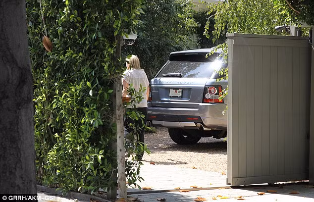 Xe ô tô của anh vẫn đậu bên ngoài nhà bạn gái Lea Michele ở Los Angeles