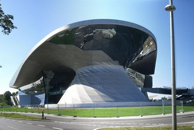 Còn đây là tòa nhà BMW Welt, nơi tổ chức các sự kiện giới thiệu xe mới của BMW ở Munich. Tòa nhà có thiết kế giống như hai hình nón chồng lên nhau này nằm kế bên trụ sở BMW