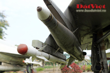Tới MiG-21, dù được trang bị 2 pháo 23mm dành cho cận chiến, nhưng vũ khí chủ yếu của tiêm kích này là các loại tên lửa có điều khiển. Trong ảnh là loại tên lửa K-13 (loại có nắp bảo vệ màu đỏ) và K-5. Tên lửa K-5 là loại có đầu tự dẫn radar. Tên lửa này có tốc độ 2.880km/h. Trong chiến dịch 12 ngày đêm, do địch tiến hành chiến tranh điện tử quyết liệt, việc sử dụng tên lửa dùng đầu dẫn radar không được phát huy nhiều