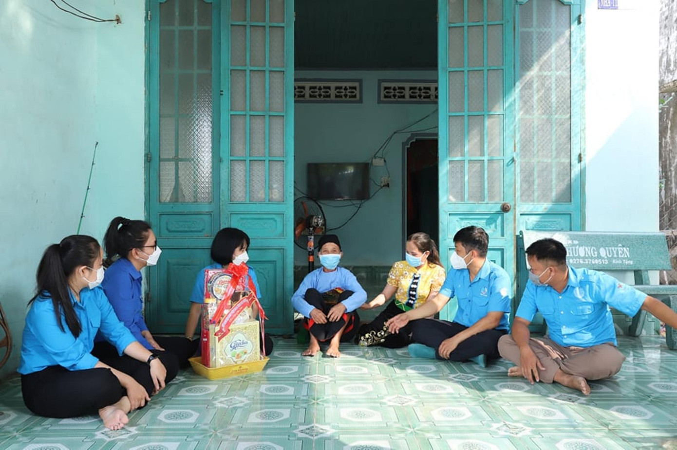 Tặng qua gia đình chính sách.