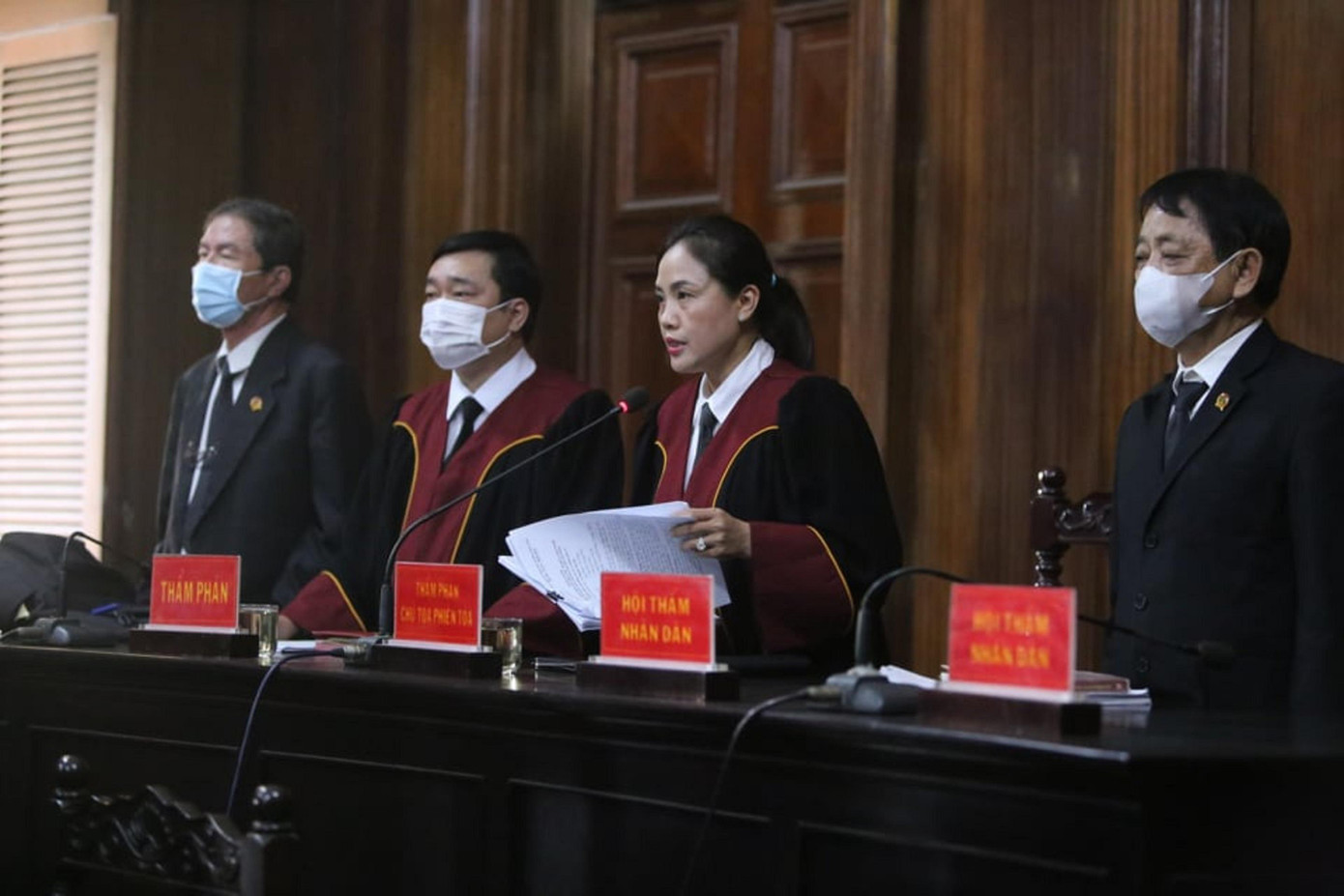 Hội đồng xét xử đang tuyên án.