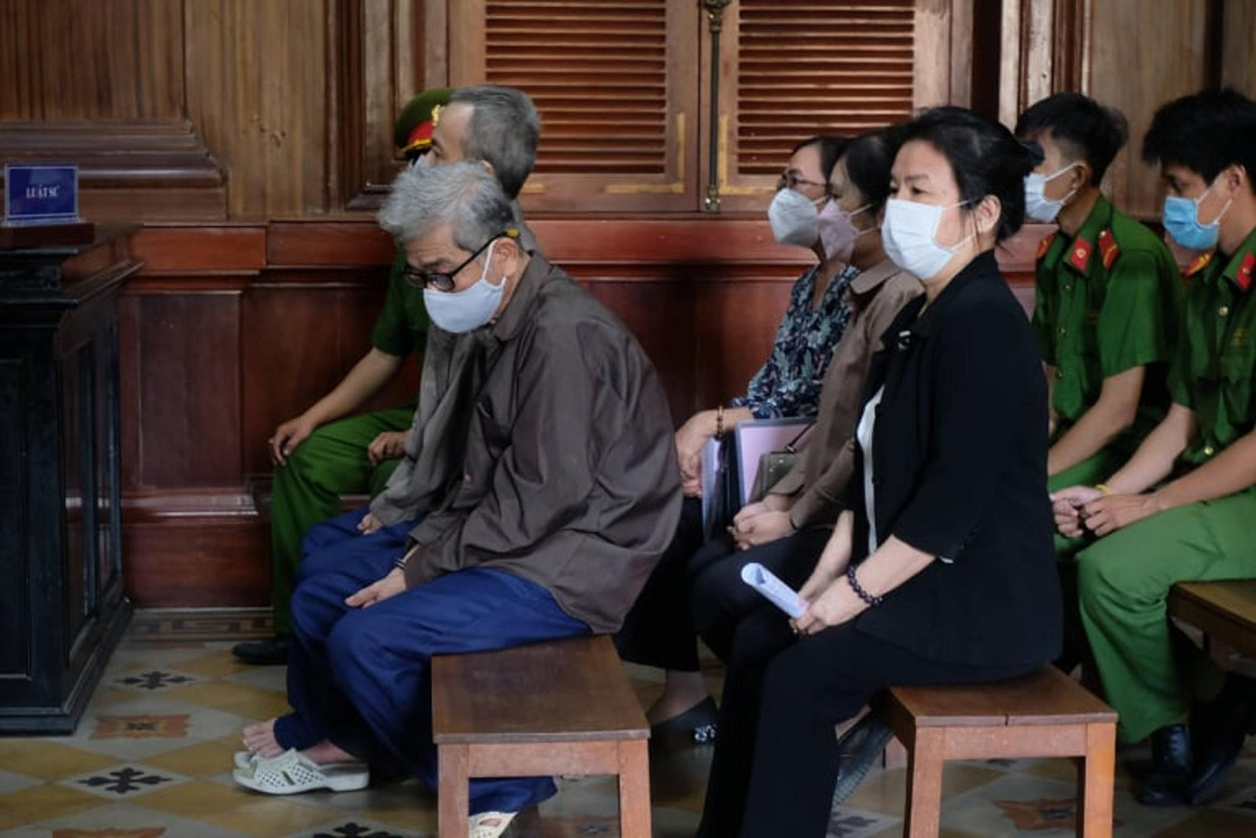 Cựu Chánh Thanh tra Sở Tài chính TPHCM (áo đen) và các bị cáo tại phiên tòa. Cựu Chánh Thanh tra Sở Tài chính TPHCM (áo đen) và các bị cáo tại phiên tòa.