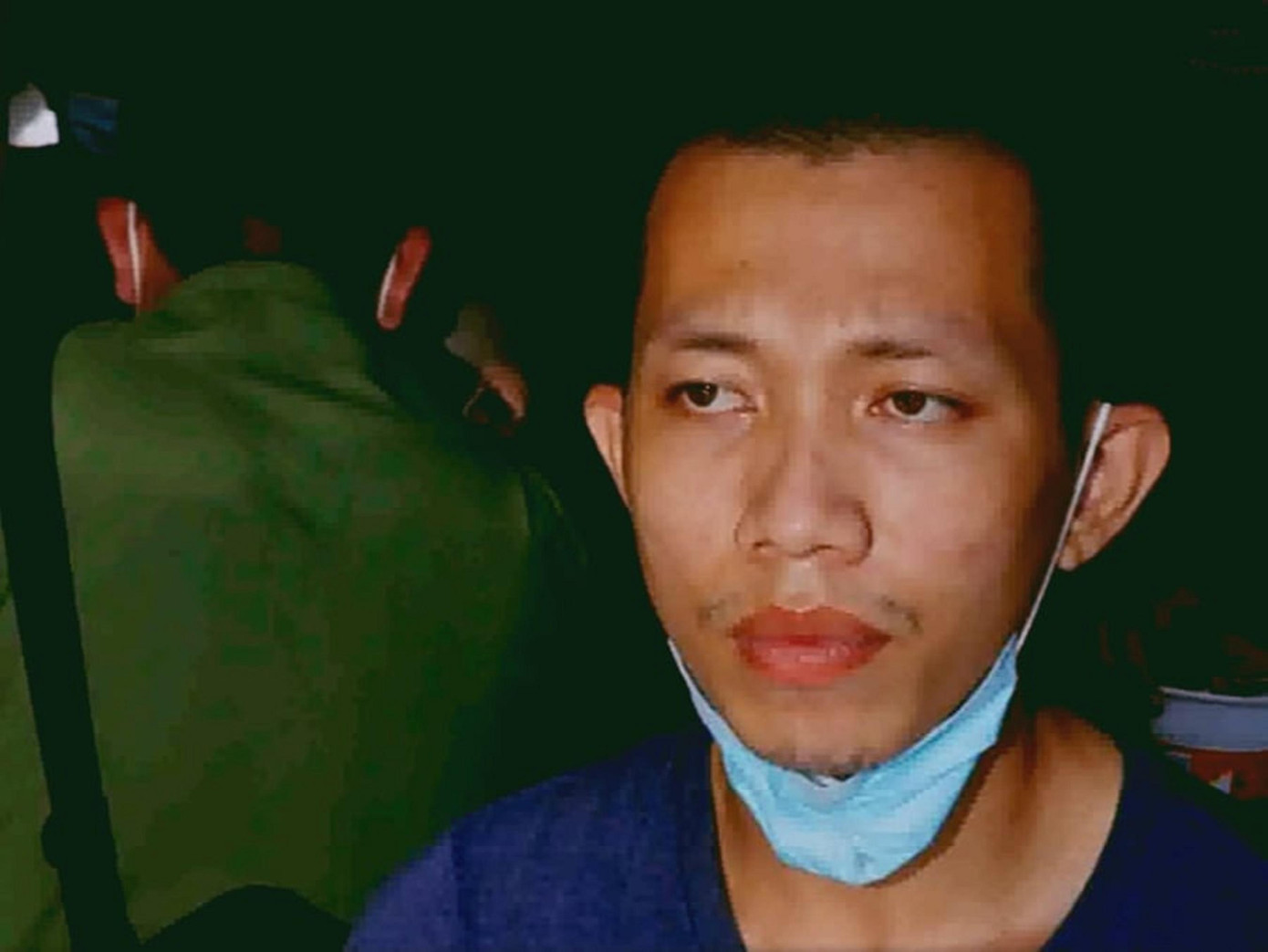 Bị can Lê Thanh Hoàn Nguyên thời điểm cảnh sát khám xét nơi đặt Tịnh thất Bồng Lai Bị can Lê Thanh Hoàn Nguyên thời điểm cảnh sát khám xét nơi đặt Tịnh thất Bồng Lai