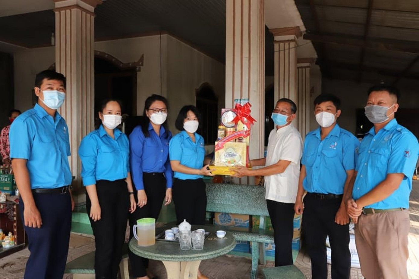 Tặng quà cho gia đình cựu TNXP.