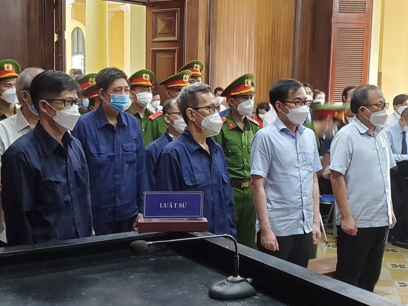 Các bị cáo nghe tòa tuyên án.