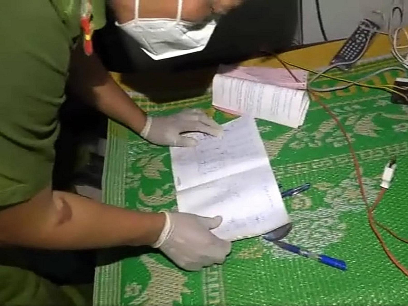 Cảnh sát kiểm tra các 'sổ, sách, giấy tờ' tại nơi đặt Tịnh thất Bồng Lai. Cảnh sát kiểm tra các 'sổ, sách, giấy tờ' tại nơi đặt Tịnh thất Bồng Lai.