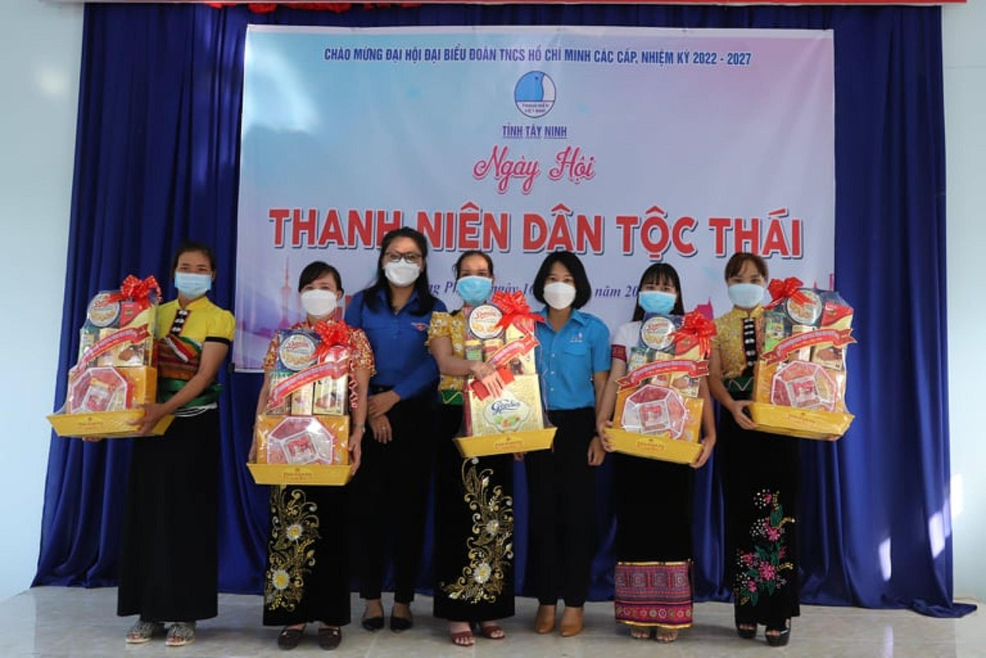 Chị Nguyễn Thị Trúc Mai (thứ 3, phải sang) - Chủ tịch Hội LHTN Việt Nam tỉnh Tây Ninh, tặng quà tại 'Ngày hội'