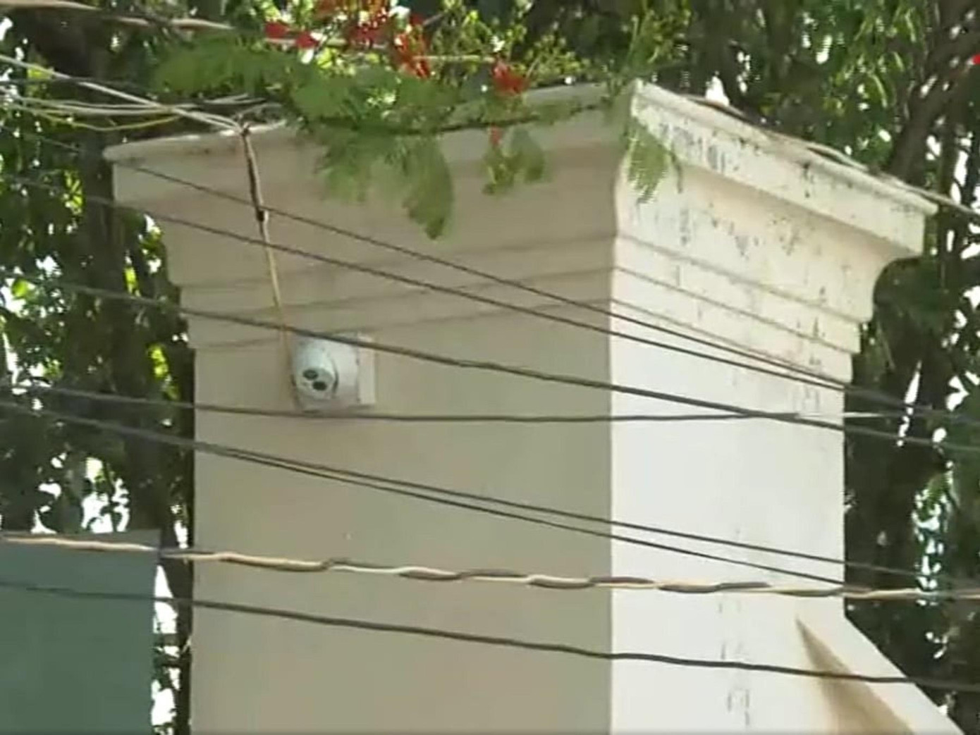 Camera 'cảnh giới' đặt tại cửa nhà - nơi đặt Tịnh thất Bồng Lai. Camera 'cảnh giới' đặt tại cửa nhà - nơi đặt Tịnh thất Bồng Lai.