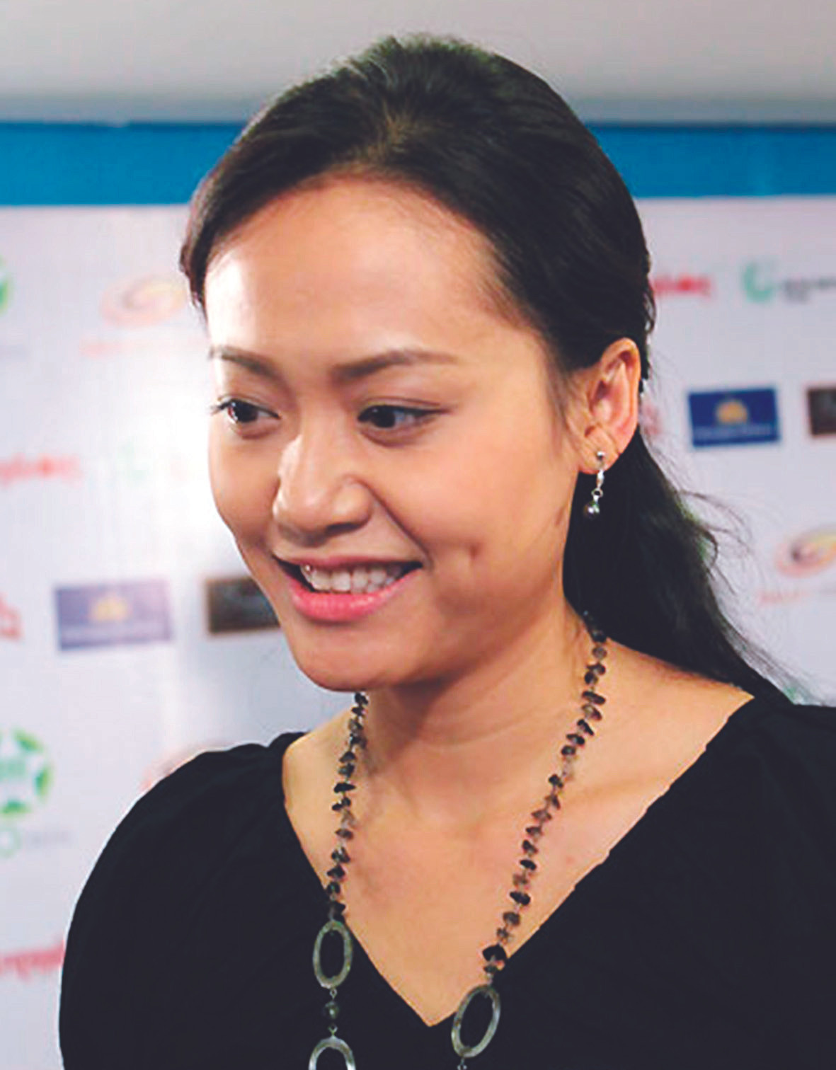 Diễn viên Hồng Ánh tự tin với chương trình hành động khi tiếp xúc cử tri Ảnh: T. Thịnh