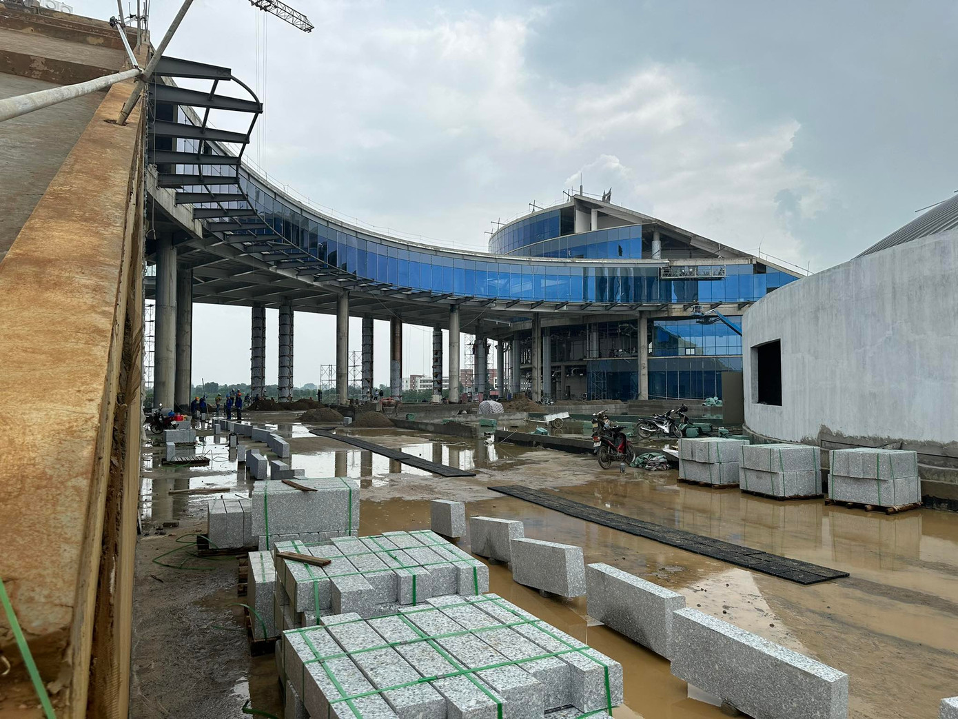 Tổng diện tích sàn làm việc tại NIC là gần 20.000 m2, gồm 2 khối nhà làm việc và 1 khối nhà trung tâm hội nghị quốc tế.