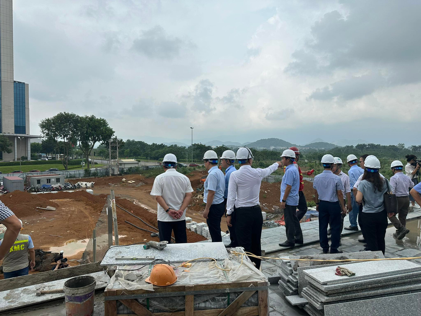 Bộ trưởng Kế hoạch và Đầu tư Nguyễn Chí Dũng kiểm tra tiến độ dự án NIC Hòa Lạc.