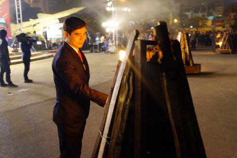 Anh Dương Văn An - Bí thư T.Ư Đoàn thắp lửa trại cho đêm hội