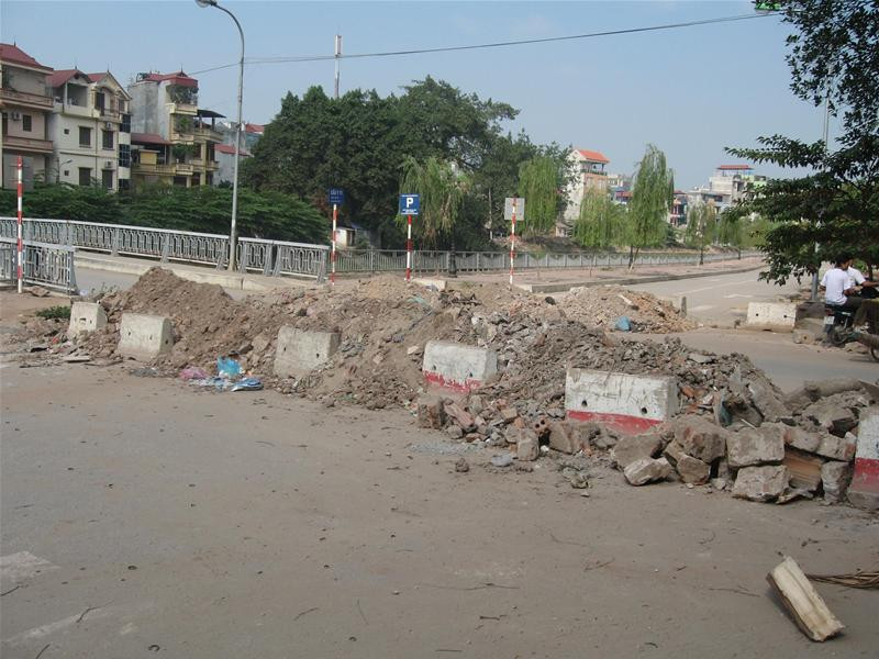 Lòng đường biến thành bãi đổ rác vật liệu xây dựng. (Đường song song với đường Bưởi, đoạn gần Cầu Giấy). Ảnh chụp lúc 10h06 ngày 15/11/2007.