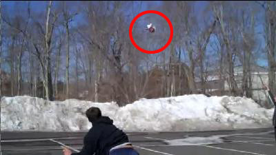 Johnny McEntee ném vỡ cái đĩa đang bay. 