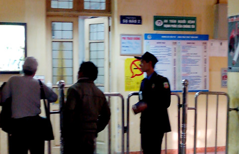 Hiện bệnh nhân đang được theo dõi ở khoa hồi sức sau mổ cấp cứu, an ninh trong bệnh viện được thắt chặt