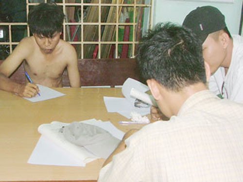 Phi (trái) tại cơ quan công an. Ảnh: CTV. Phi (trái) tại cơ quan công an. Ảnh: CTV