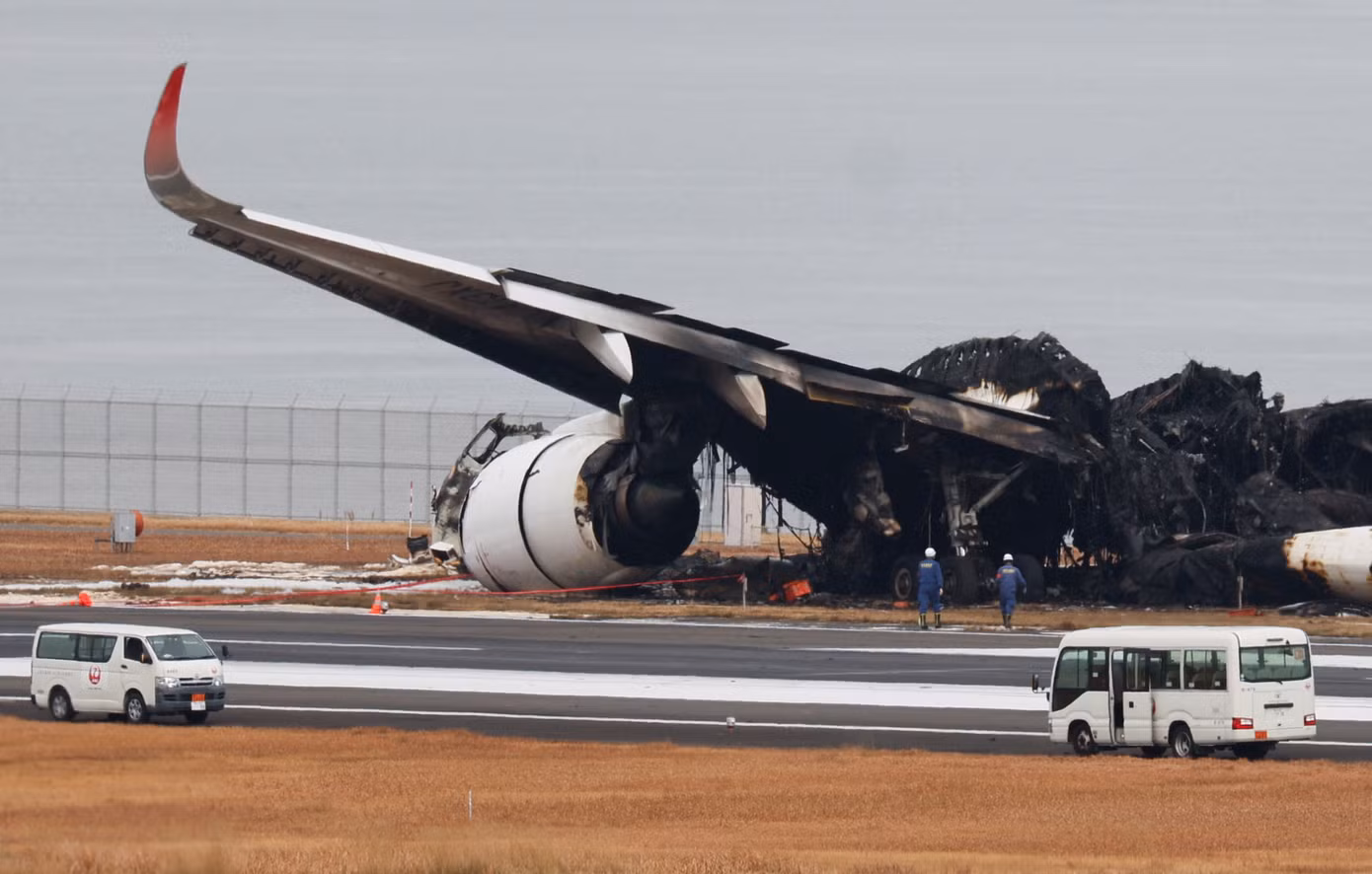 Hiện trường chiếc Airbus A350 bị bốc cháy. Ảnh: Reuters. Hiện trường chiếc Airbus A350 bị bốc cháy. Ảnh: Reuters.