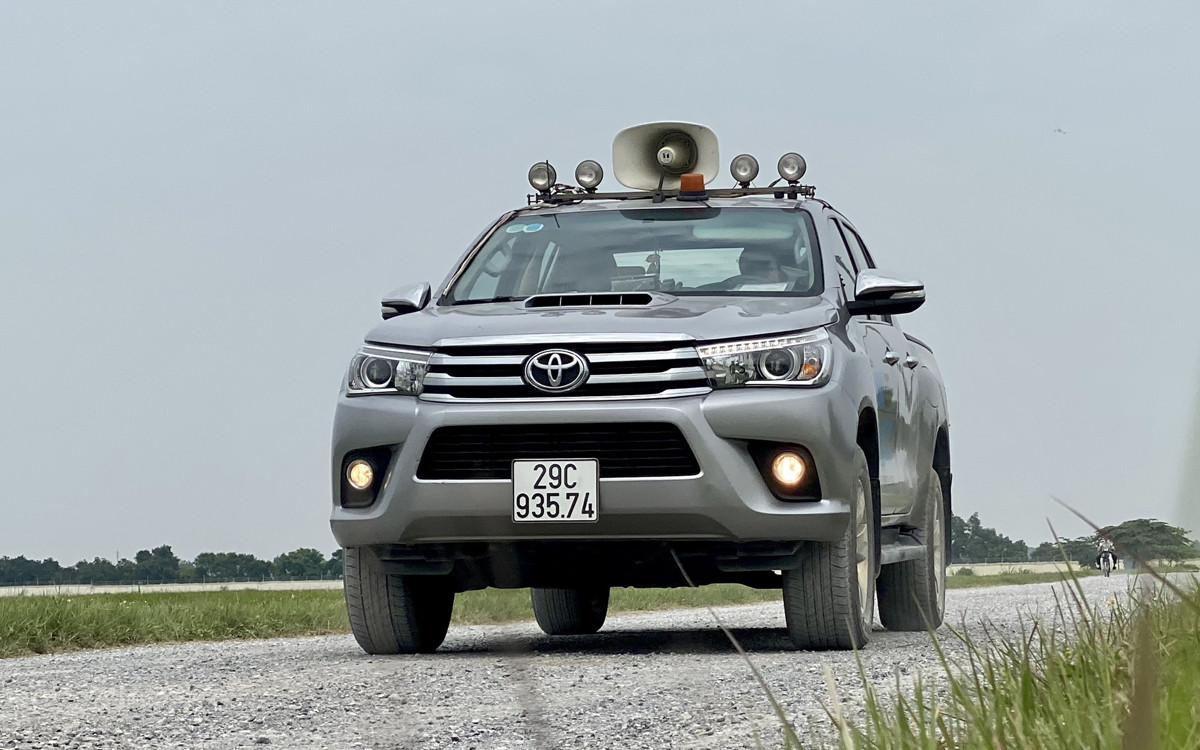 Sân bay Nội Bài sử dụng loa gắn trên xe bán tải để đuổi chim trời.