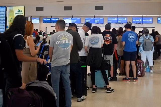 Việc ngưng sử dụng Boeing 737 Max-9 khiến hành khách ùn ứ tại các sân bay của Mỹ.