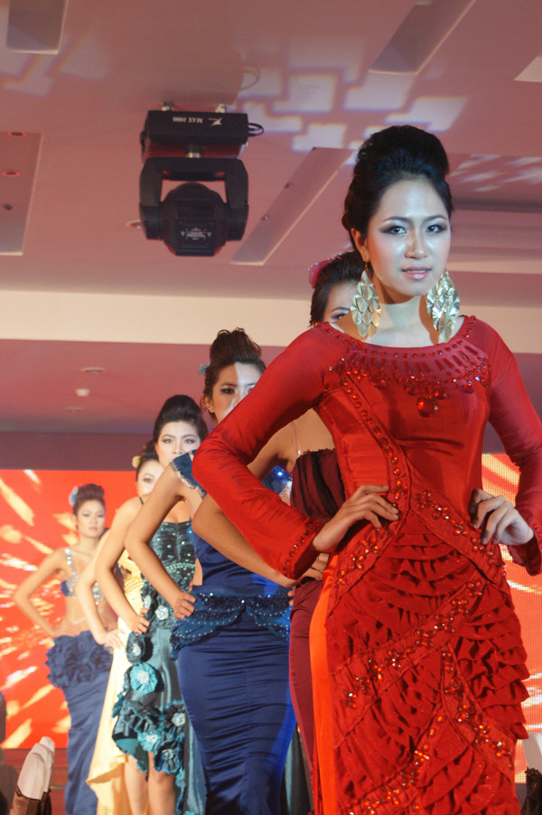 Màn trình diễn thời trang đầy cá tính giúp buổi lễ tri ân khách hàng thêm phần hấp dẫn.