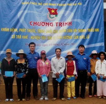 Trao quà cho người dân xã Trà Khê