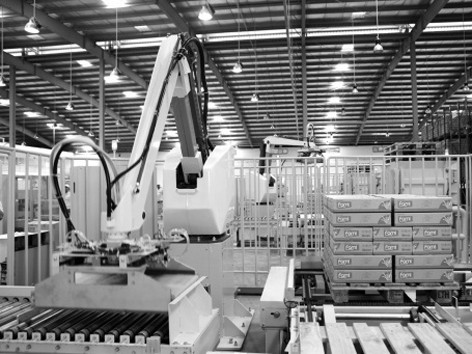 Robot trong dây chuyền sản xuất sữa đậu nành ở nhà máy Vinasoy - Bắc Ninh