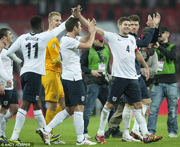 Các cầu thủ Anh ăn mừng vượt qua vòng loại World Cup 2014 sau chiến thắng trước Ba Lan trên sân Wembley rạng sáng nay