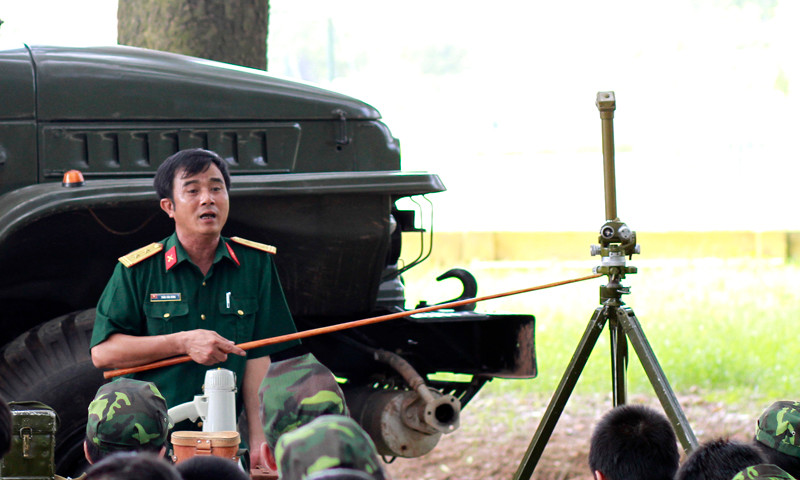 Nguyên tắc hoạt động của kính ngắm cũng được cán bộ giới thiệu